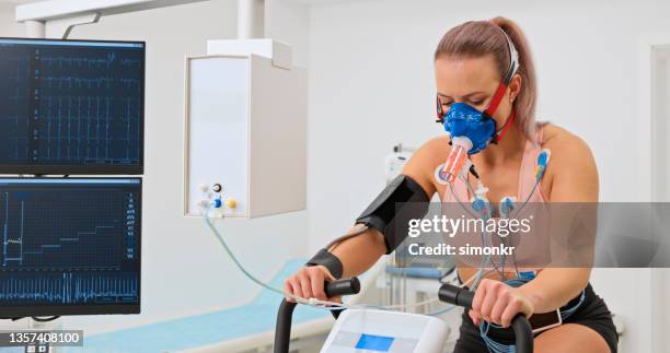 woman taking cardiopulmonary stress test - cardiopulmonary system stock pictures, royalty-free photos & images