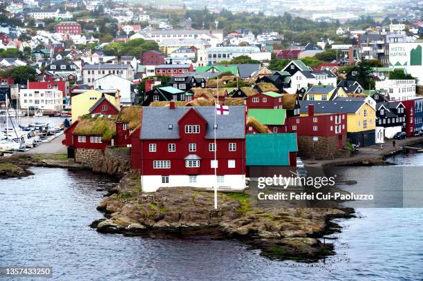tinganes peninsula on the bay of tórshavn, faroe islands - torshavn - fotografias e filmes do acervo