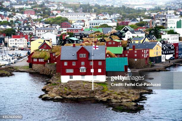 tinganes peninsula on the bay of tórshavn, faroe islands - ilhas faeroe - fotografias e filmes do acervo