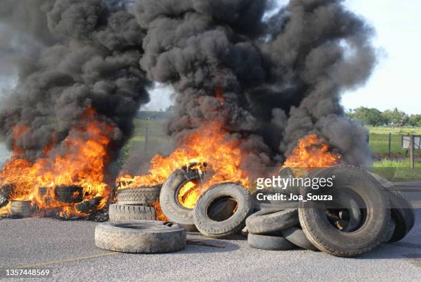 brennende reifen während des protests - legal proceeding stock-fotos und bilder