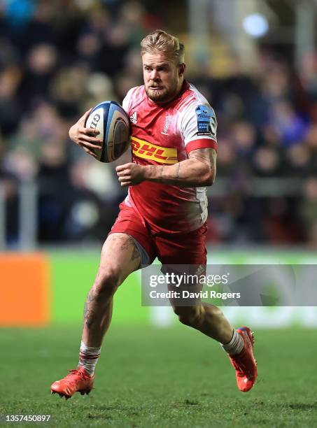 Tyrone Green of Harlequins runs with the ball during the Gallagher Premiership Rugby match between Leicester Tigers and Harlequins at Mattioli Woods...