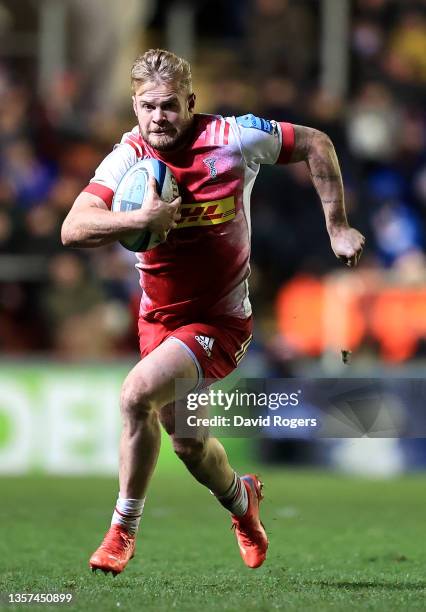 Tyrone Green of Harlequins runs with the ball during the Gallagher Premiership Rugby match between Leicester Tigers and Harlequins at Mattioli Woods...