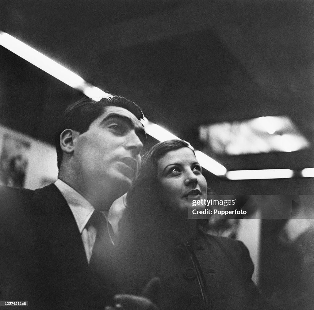 Hungarian born American photographer Robert Capa visits an exhibition... Photo d'actualité - Getty Images