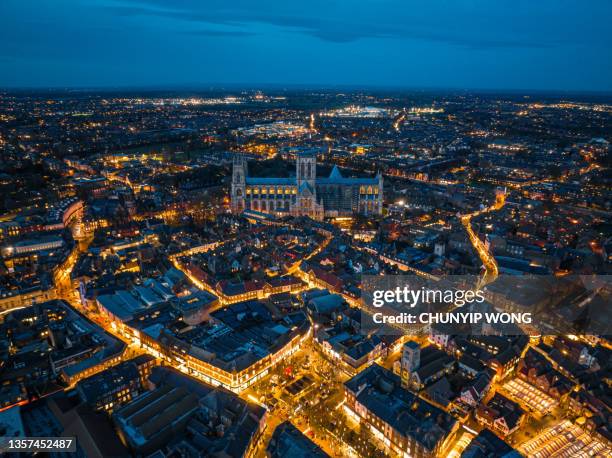 vista aerea del centro di york di notte - york city foto e immagini stock