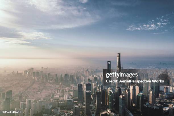 luftaufnahme der skyline von shanghai - shanghai tower schanghai stock-fotos und bilder
