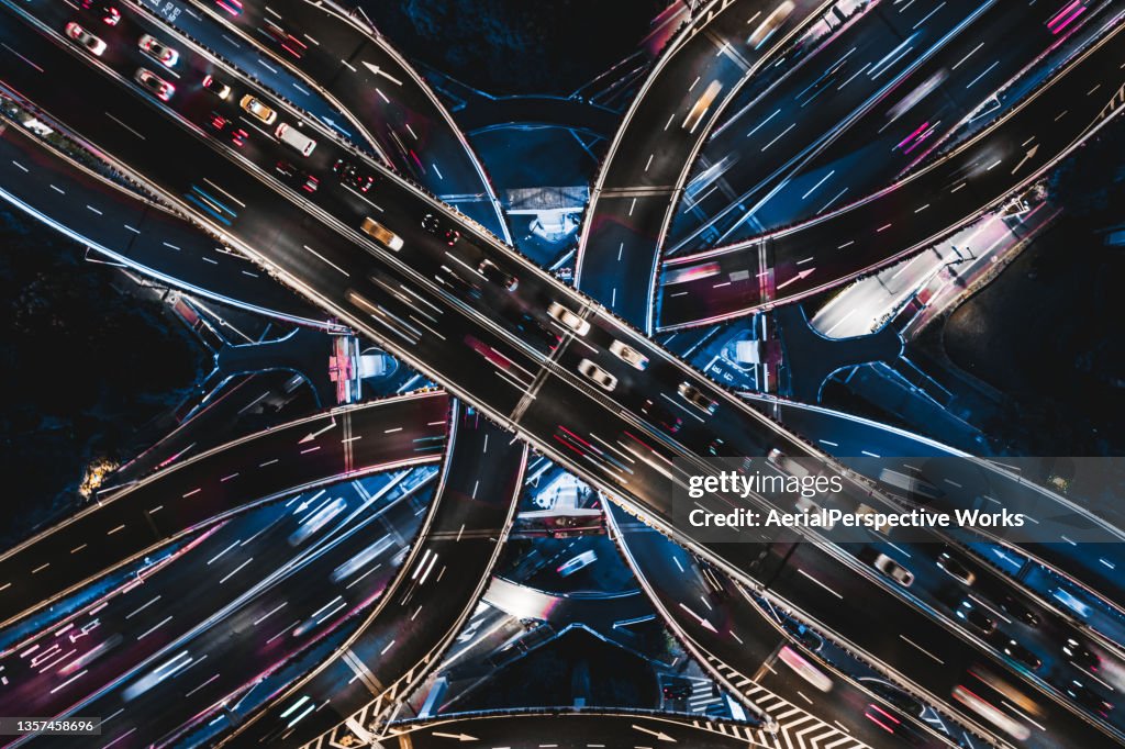 Drohnen-Point-View von Überführung und Stadtverkehr bei Nacht