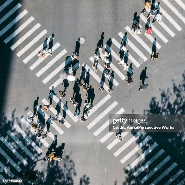 drohnen-point-view der city street crossing - menschenmenge stadt stock-fotos und bilder