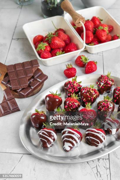 fresas bañadas en chocolate para un postre romántico - chocolate dipped fotografías e imágenes de stock