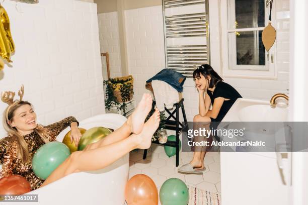las chicas hablan en el baño después de la gran fiesta - messy house after party fotografías e imágenes de stock
