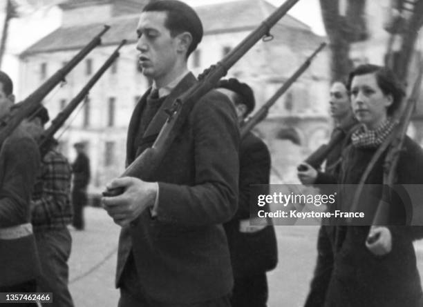 Miliciens républicains défilant dans la rue à Barcelone pendant la guerre d'Espagne, le 25 février 1937.