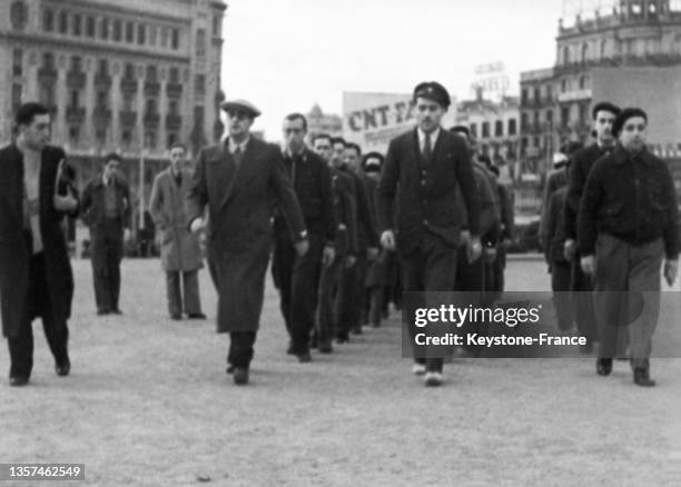 Miliciens républicains défilant dans la rue à Barcelone pendant la guerre d'Espagne, le 25 février 1937.