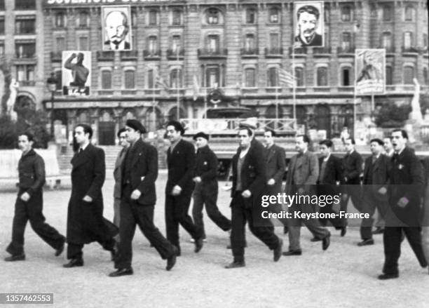 Miliciens républicains défilant dans la rue à Barcelone pendant la guerre d'Espagne, le 25 février 1937.