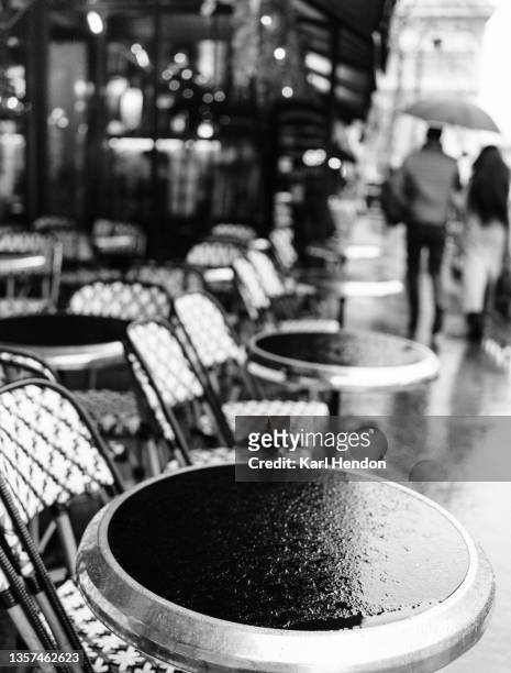 a rainy day in paris - stock photo - place charles de gaulle paris stock-fotos und bilder