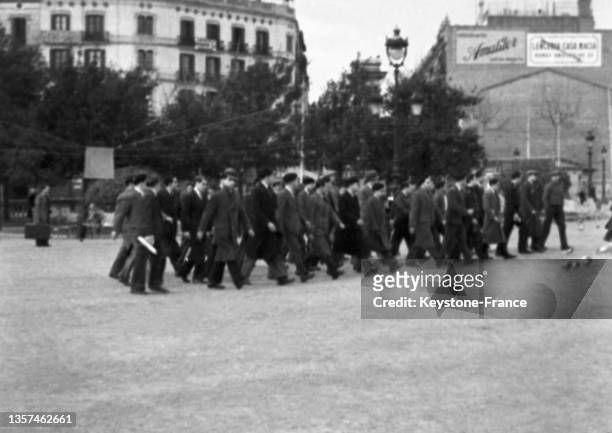 Miliciens républicains défilant dans la rue à Barcelone pendant la guerre d'Espagne, le 25 février 1937.