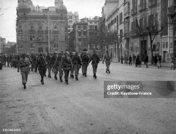 Miliciens républicains défilant dans la rue à Barcelone pendant la guerre d'Espagne, le 25 février 1937.