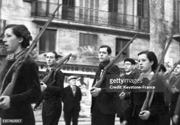 Miliciens républicains défilant dans la rue à Barcelone pendant la guerre d'Espagne, le 25 février 1937.