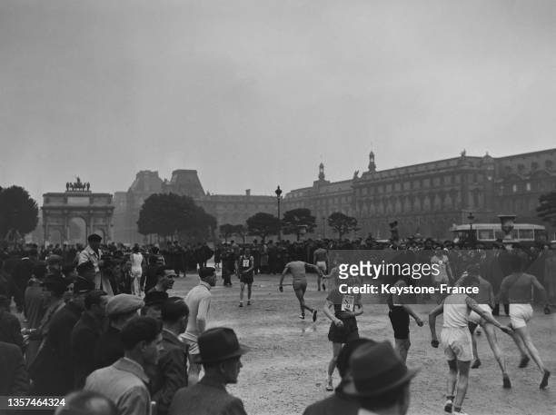 Le passage du Carroussel lors de la course du relais à travers Paris, le 17 mai 1937.