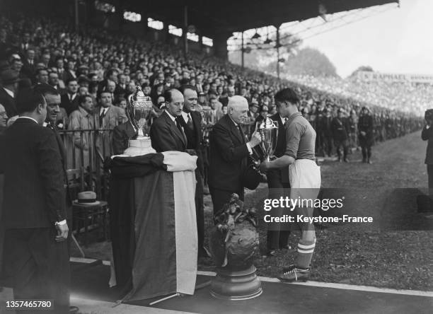 Le président de la FIFA Jules Rimet remettant le trophée après la victoire du FC Sochaux en finale de la coupe de France de football contre le Racing...