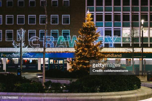 christmas lights at night in town of crawley, uk - crawley west sussex stockfoto's en -beelden