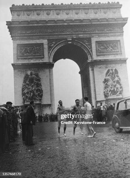 Le passage de l'arc de Triomphe lors de la course du relais à travers Paris, le 17 mai 1937.