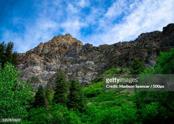 rock canyon,low angle view of rocky mountains against sky,provo,utah,united states,usa - provo - fotografias e filmes do acervo