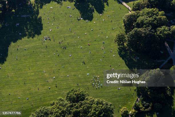 aerial view looking down at sheep meadow in central park, nyc - escapisme stockfoto's en -beelden