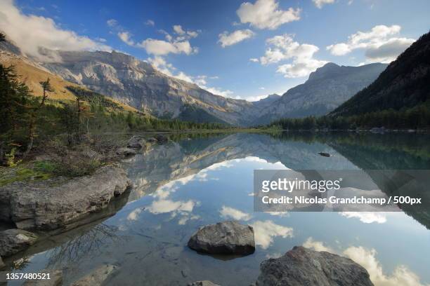 un vrai miroir,scenic view of lake and mountains against sky - miroir stock pictures, royalty-free photos & images