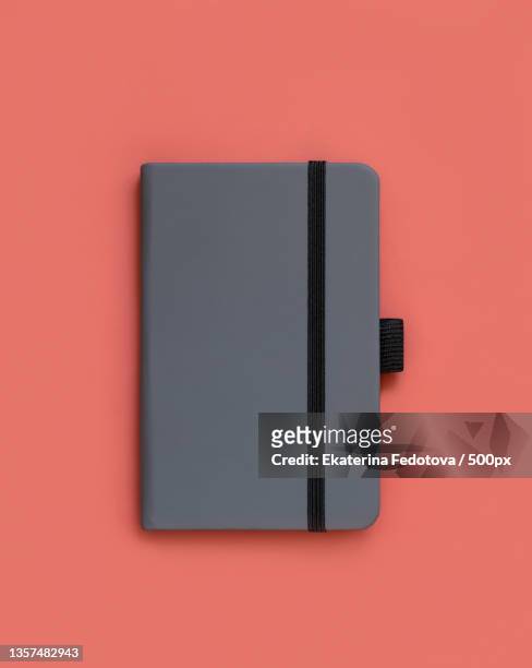 grey hardcover notebook on red top view textbook cover mockup - agenda template stock-fotos und bilder