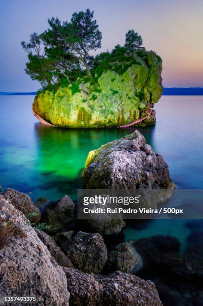 kamen brela ii,scenic view of rocks in sea against sky - pedra rocha ストックフォトと画像