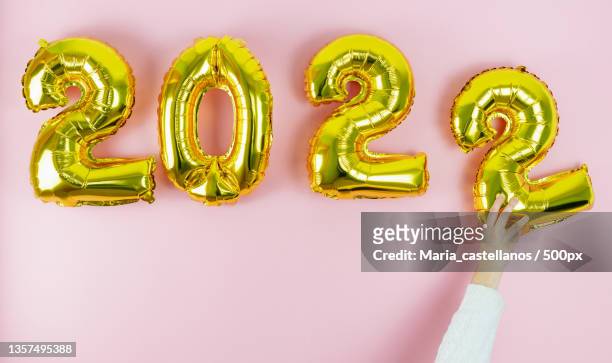 happy new year 2022 hand with white sleeve placing the number 2 copy - maria castellanos stock pictures, royalty-free photos & images