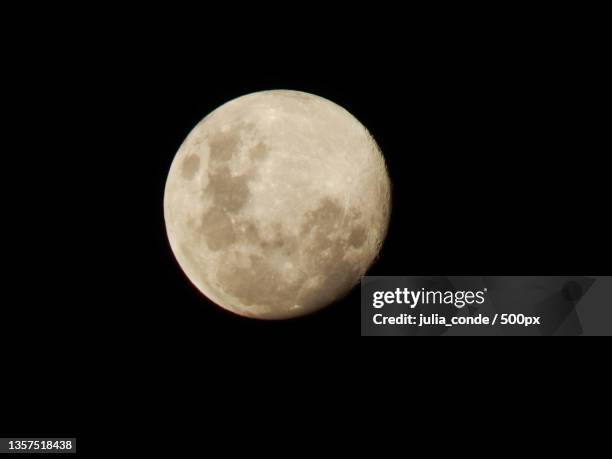 lua cheia,low angle view of moon against clear sky at night - lua cheia stockfoto's en -beelden