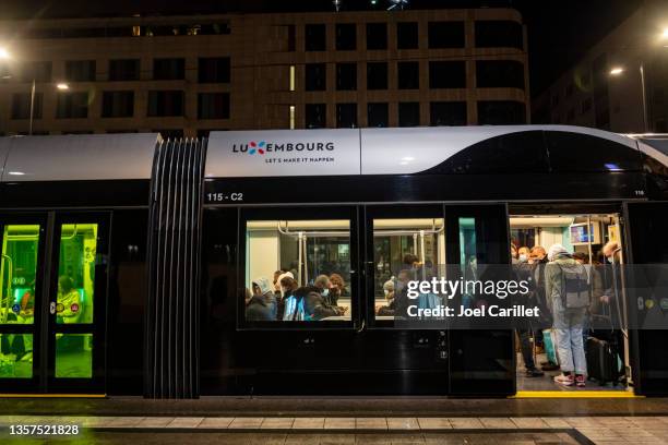 passengers wearing face mask on tram in luxembourg - cidade do luxemburgo imagens e fotografias de stock