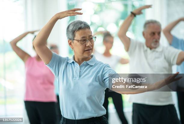 cours de tai chi intérieur seniors - taijiquan photos et images de collection