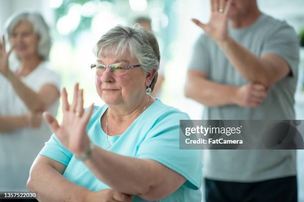 classe di tai chi indoor per anziani - taijiquan foto e immagini stock