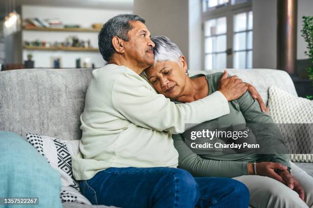 shot of a senior man supporting his wife during a difficult time at home - casal idosos imagens e fotografias de stock