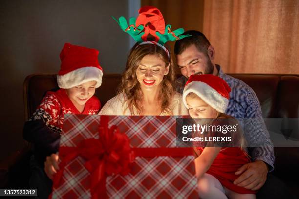 opening presents on christmas night - opening night dinner stockfoto's en -beelden