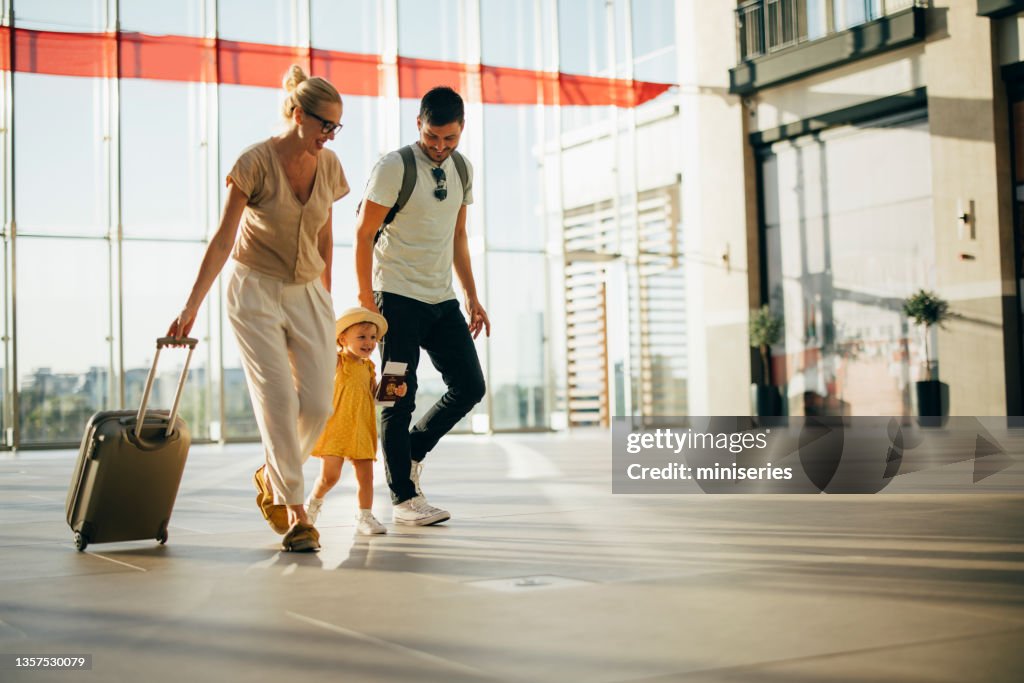 Liebevolle Familie geht gemeinsam in den Urlaub