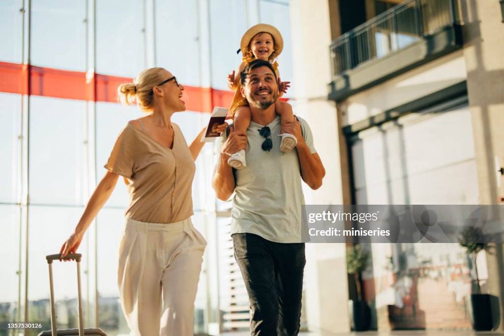 Familia emocionada que se va de vacaciones juntos