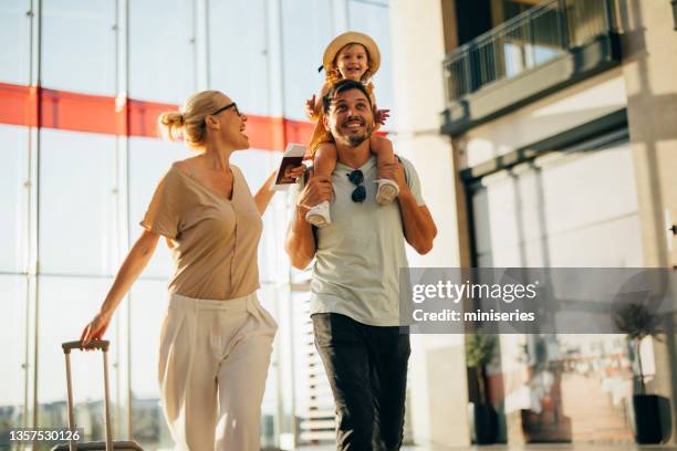 familia emocionada que se va de vacaciones juntos - aerodromo fotografías e imágenes de stock