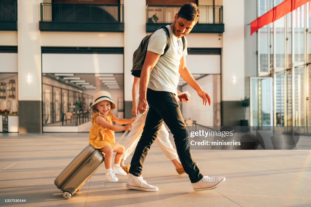 Junge Familie, die Spaß daran hat, zusammen zu reisen