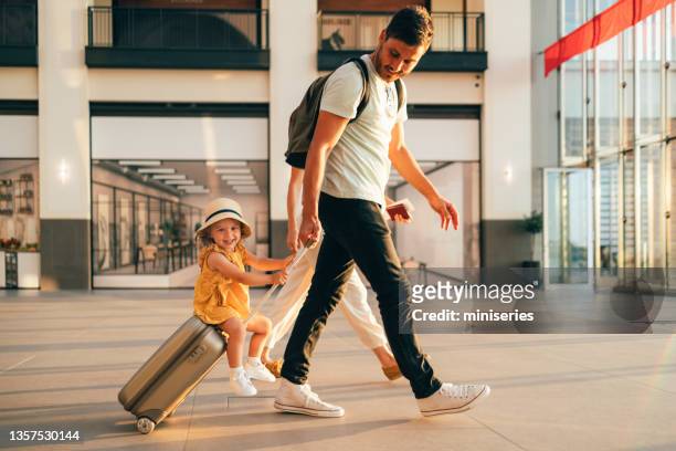 junge familie, die spaß daran hat, zusammen zu reisen - flughafen stock-fotos und bilder
