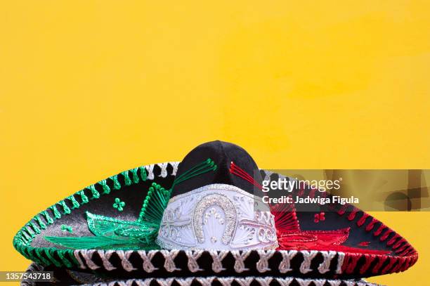 mexican flag-colored sombrero hat, in mexico. - hat sombrero stock-fotos und bilder