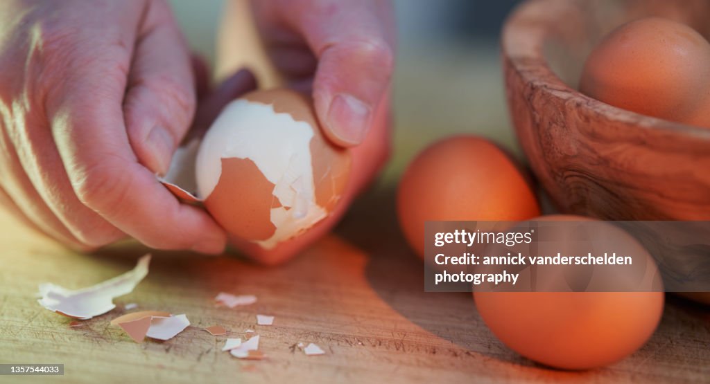 Peeling eggs