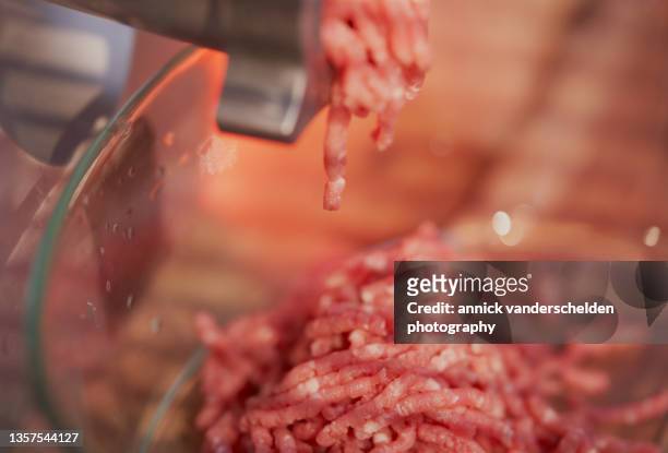mincing beef in meat mincer - vleesmolen stockfoto's en -beelden
