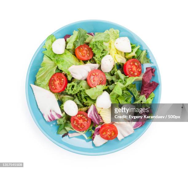 fresh healthy salad,directly above shot of salad in plate on white background - saladekom stockfoto's en -beelden