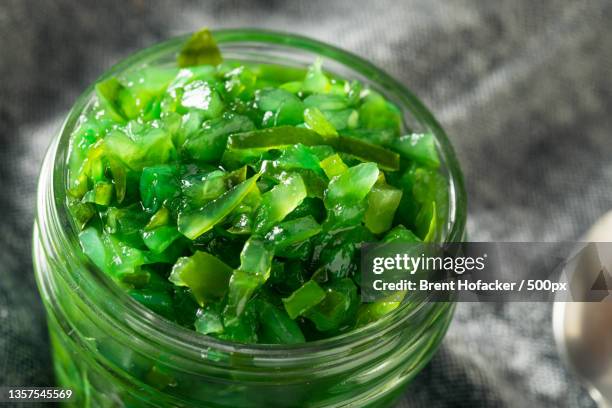 neon green chicago style pickled relish - pickles - fotografias e filmes do acervo