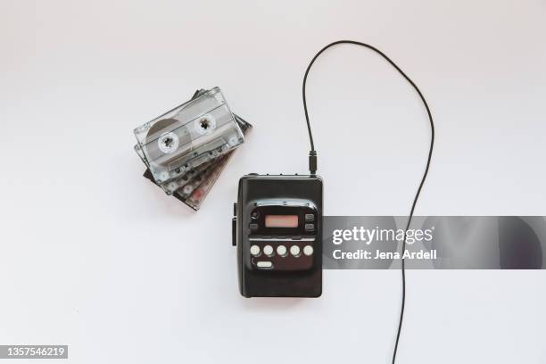 the 90s: portable tape player with cassette tapes, mix tapes - baladeur photos et images de collection