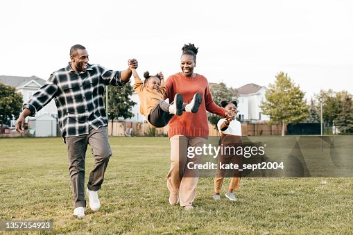 Famiglia che si gode la primavera all'aperto con i bambini Famiglia che si gode la primavera all'aperto con i bambini