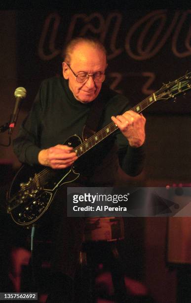 Musician Les Paul performs as part of his Monday Night Residency at the Iridium Jazz Club on October 8, 2002 in New York City.