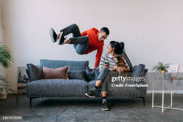 un esposo y su esposa - encantados de estar juntos de nuevo - people on sofa fotografías e imágenes de stock